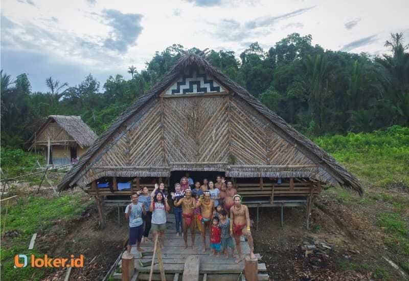 profesi-tour-guide-imron-satya-jalan-jalan-ke-mentawai-tahun-2024