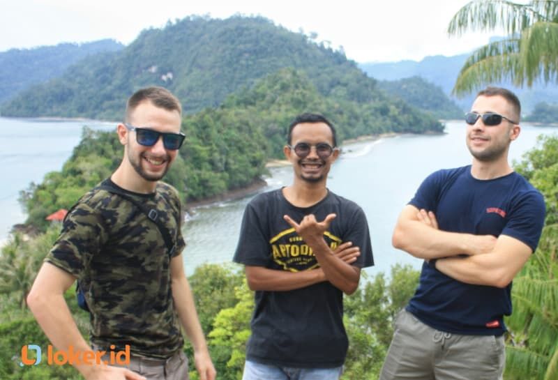 tour-guide-imron-bersama-tamunya-tahun-2024